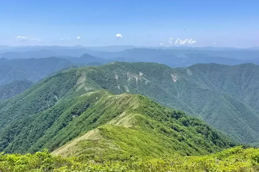 【日帰り登山】流石山・三倉山～裏那須は稜線美とお花畑がすばらしい｜難易度別登山ルートとアクセス情報