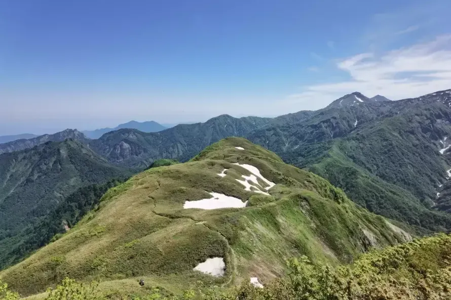 【日帰り登山】雨飾山は白い岩峰と女神に逢える場所｜難易度別ルートと周辺スポットの紹介