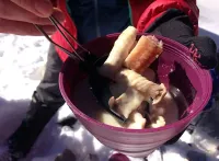 きのこたっぷり豆乳スープ　冬1月の北八ヶ岳雨池の山ごはん