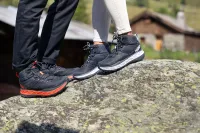 山道を走るパフォーマンスとライフシーンを融合したHOKA ONE ONE STINSON MID GTX