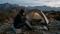 登山用ダウンパンツの選び方とおすすめ比較｜秋冬テント泊・山小屋泊の防寒着