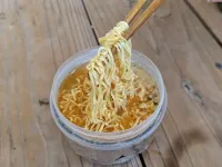日帰り登山で大人気のカップラーメン−ゴミを出さず、味変化を楽しめる裏技紹介