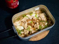 コスパ最強のおしゃれな山ごはん-鶏ももの赤ワイン&オイスター炒め