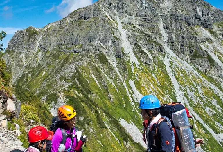 【2025年版】登山ヘルメットの選び方と人気メーカーのおすすめモデル12選！｜ヘルメット｜登山ギア｜山のモノ｜登山・トレラン・山スキーマガジン「山旅旅」