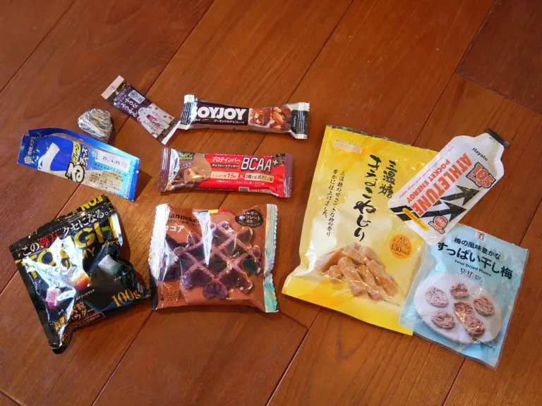 冬の行動食の選び方：実際に雪山で検証！凍らない美味しい行動食はどれ？｜行動食｜山の食事・行動食｜山のコト｜登山・トレラン・山スキーマガジン「山旅旅」