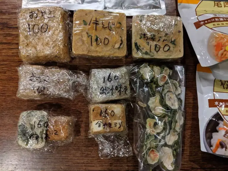 丼、スープといったドライフードも全て封をあけてラップに包みなおす