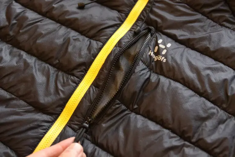ホグロフスの化繊ジャケット ミミックフードのポケット