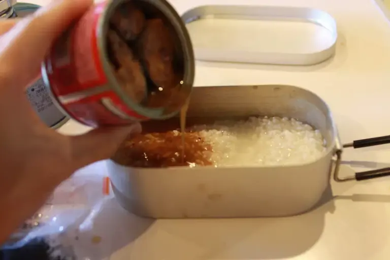 2.缶詰の汁を入れる