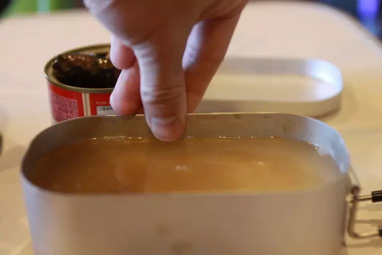 1.お米をダイソーメスティンに入れて水に浸す