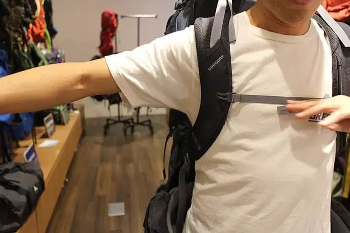 ザック、バックパックの背負い方