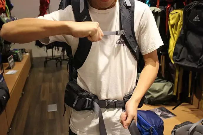 ザック、バックパックの背負い方