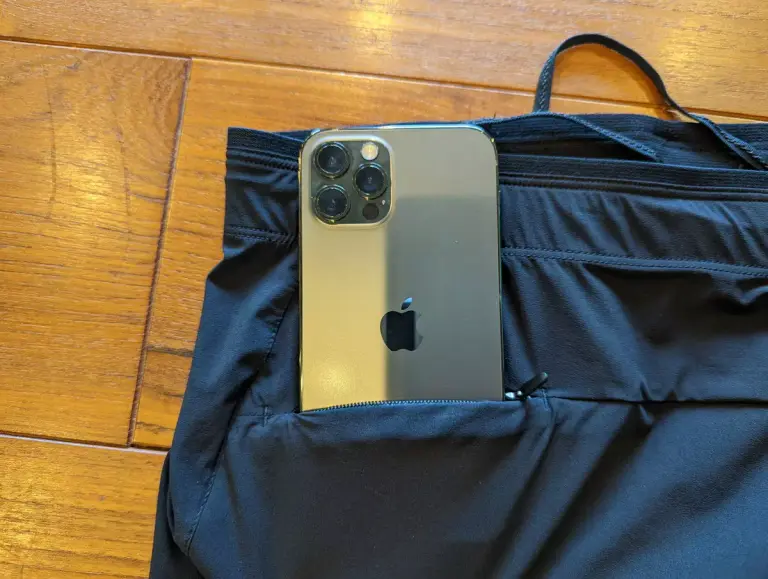 iPhone 12Proがちょうど入るほどの大きさのポケット アークテリクス インセンドパンツ