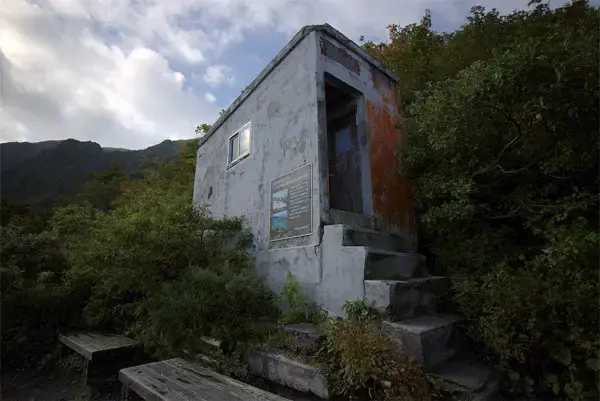 大山の六合目避難小屋