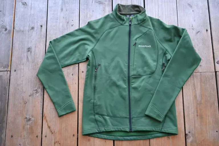 【レビュー】抜群のストレッチ性で動きやすいモンベルのフリース『トレールアクションジャケット』−登山のミドルレイヤー、防寒着におすすめ｜フリース・ミドルレイヤー｜登山ウェア｜山のモノ｜登山・トレラン・山スキーマガジン「山旅旅」