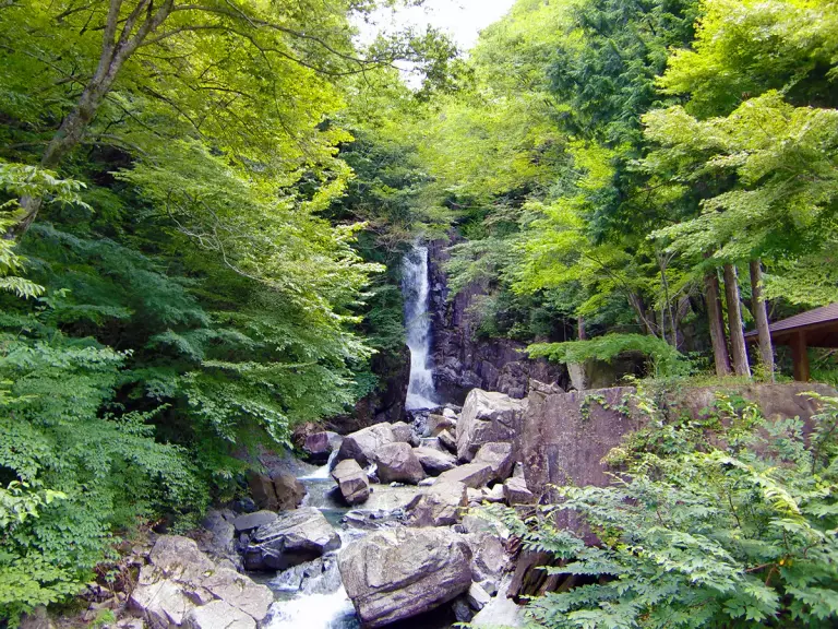 川上林道より徒歩数分　銅穴の滝