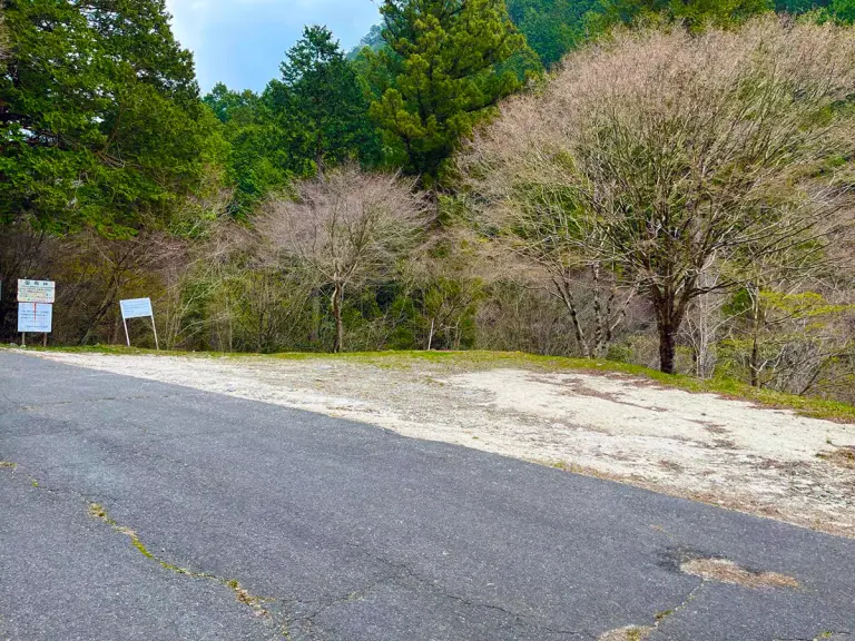 川上林道登山口前の駐車場