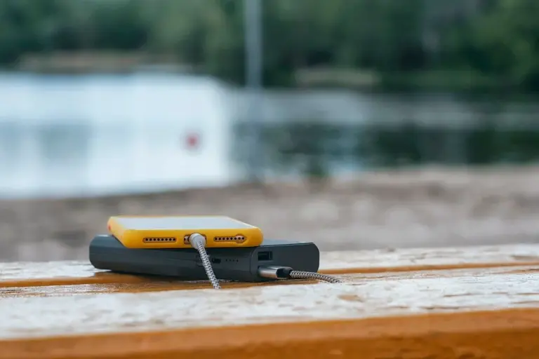 登山で使えるモバイルバッテリー：失敗しない選び方＆厳選おすすめモデル｜その他｜アクセサリー｜山のモノ｜登山・トレラン・山スキーマガジン「山旅旅」