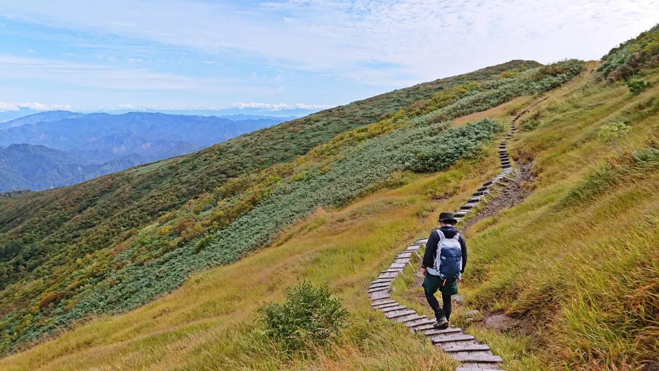 【2026年】秋の紅葉登山におすすめのミドルレイヤー8選｜低山と稜線で選び分ける行動着