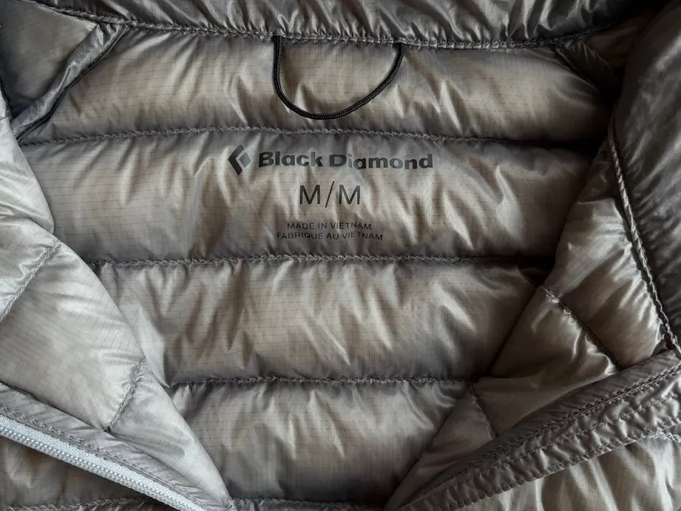 驚くほど軽く、驚くほど暖かい─ブラックダイヤモンドの史上最軽量ダウンフーディー