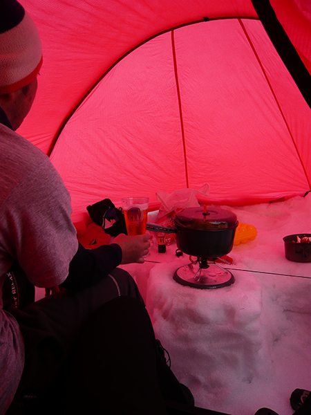 ショベルを使った雪中キャンプの移住空間