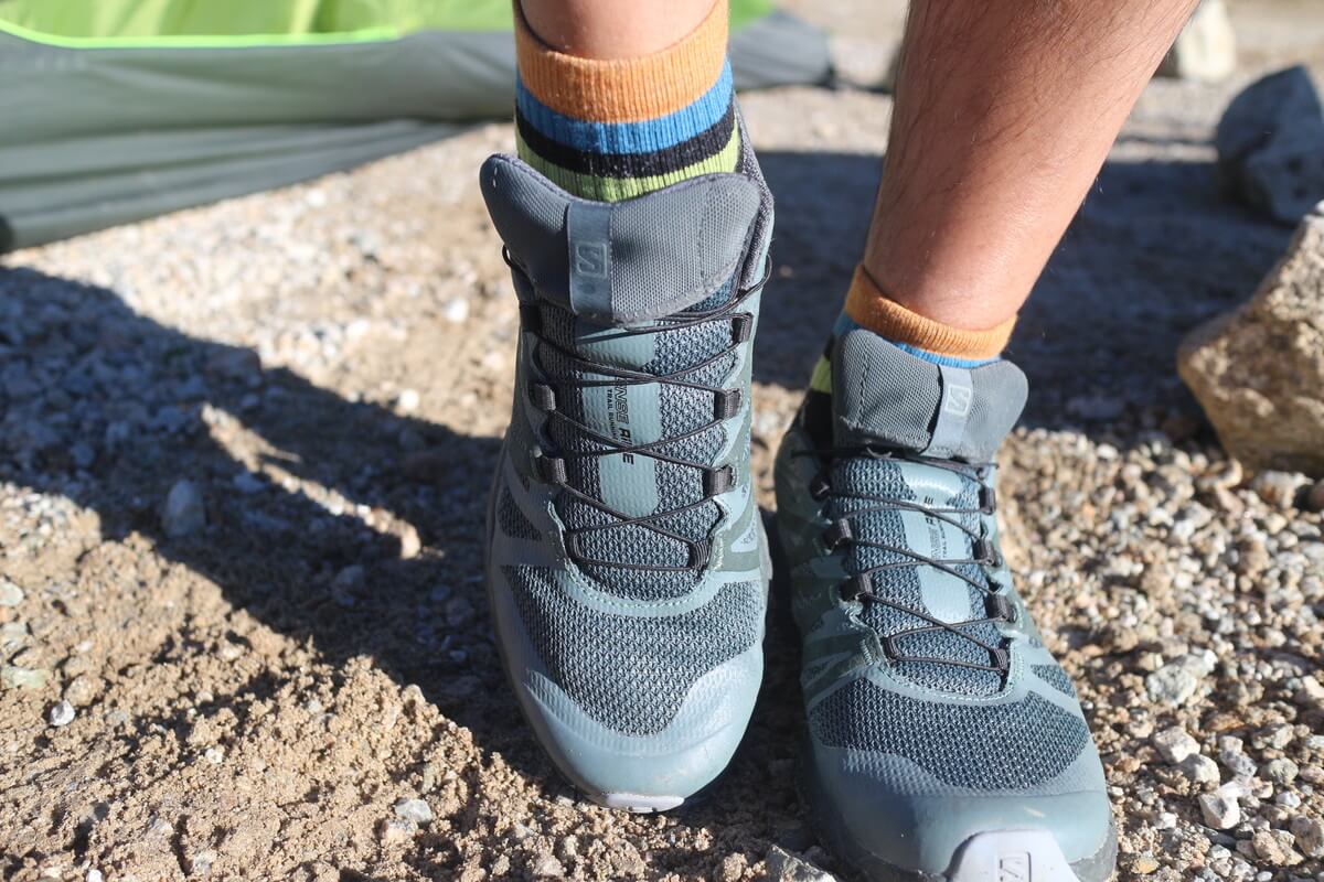トレイルランニングシューズを履いて登山をするなら、靴紐を緩めるだけで開放感を得ることができる