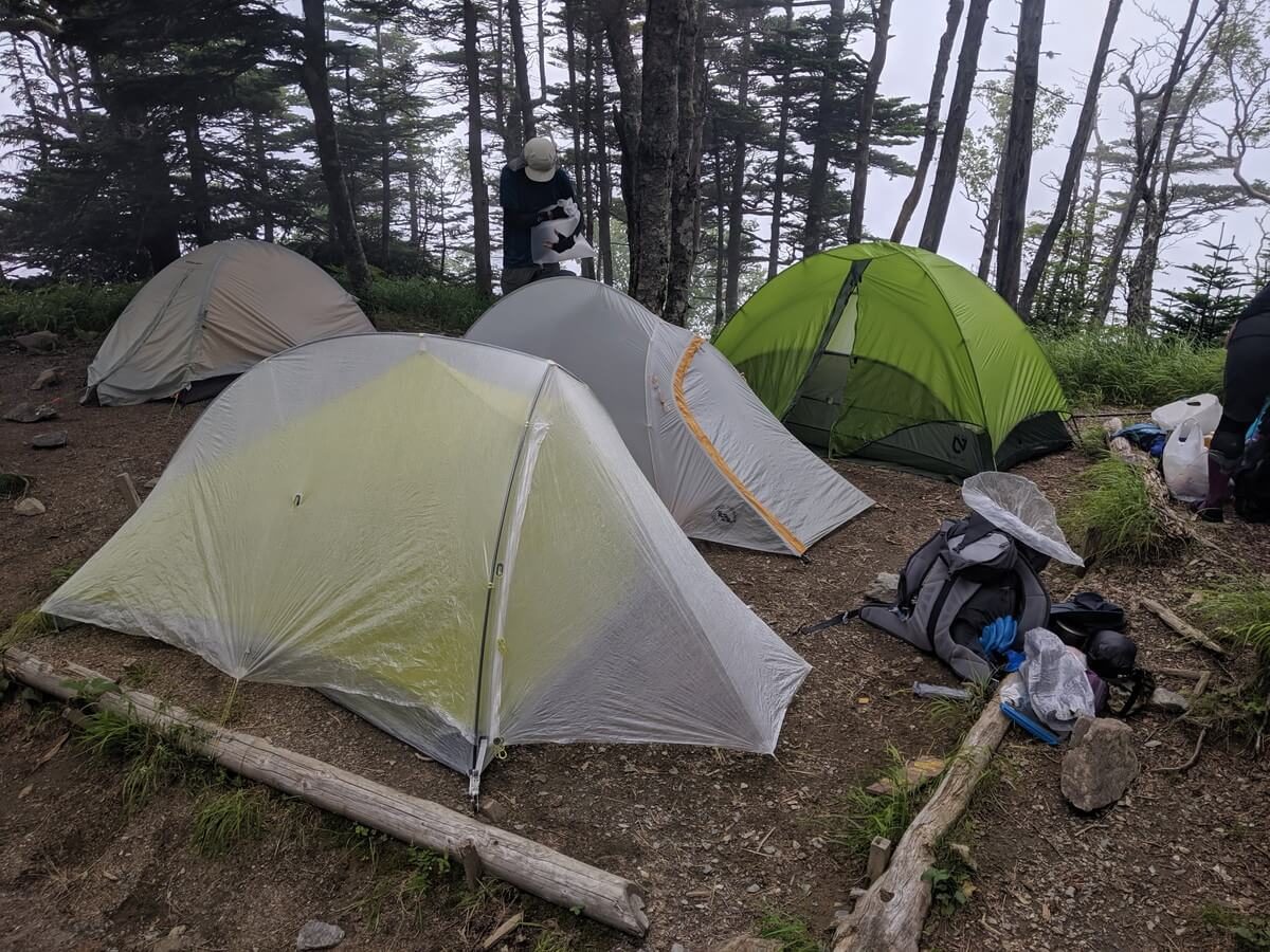 高山避難小屋のテント場