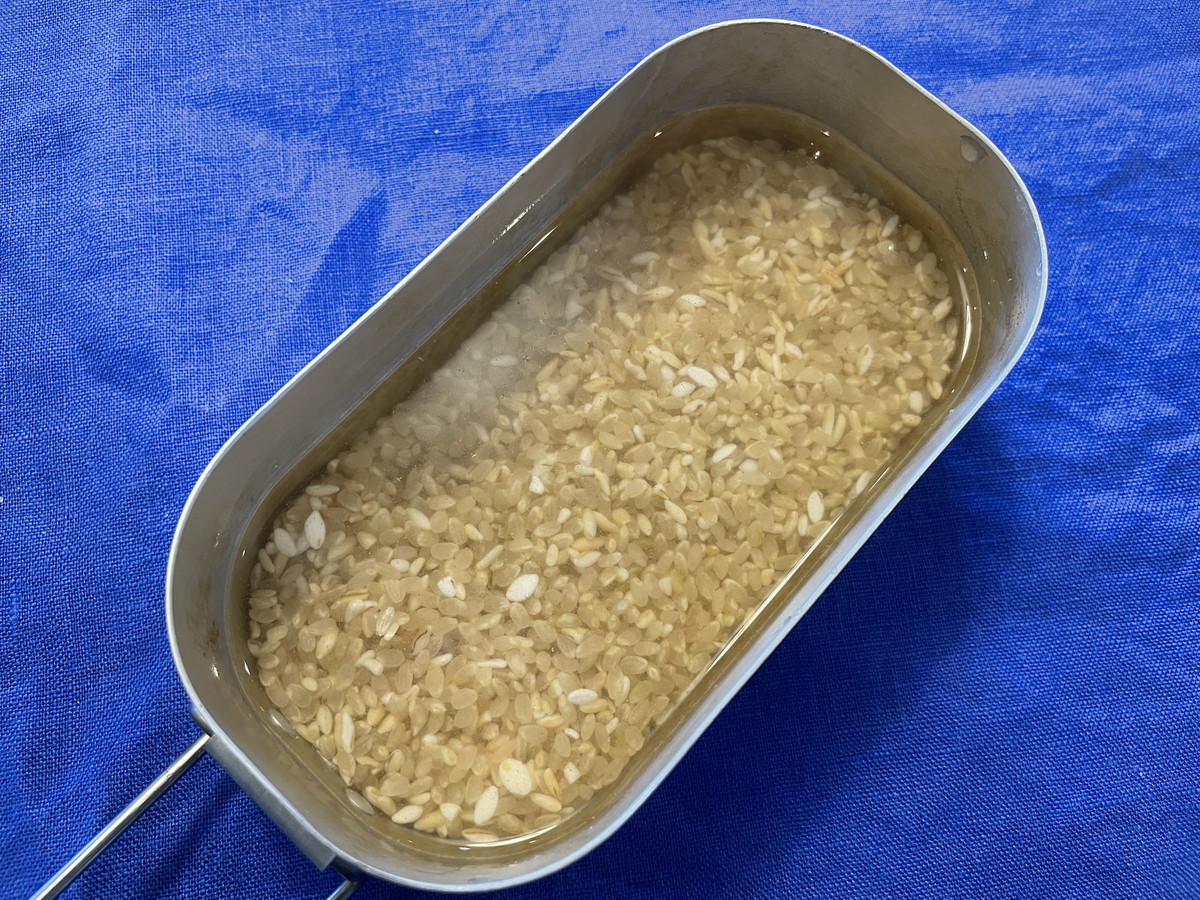 お米に水を吸わせる メスティンレシピ-コンビニ食材