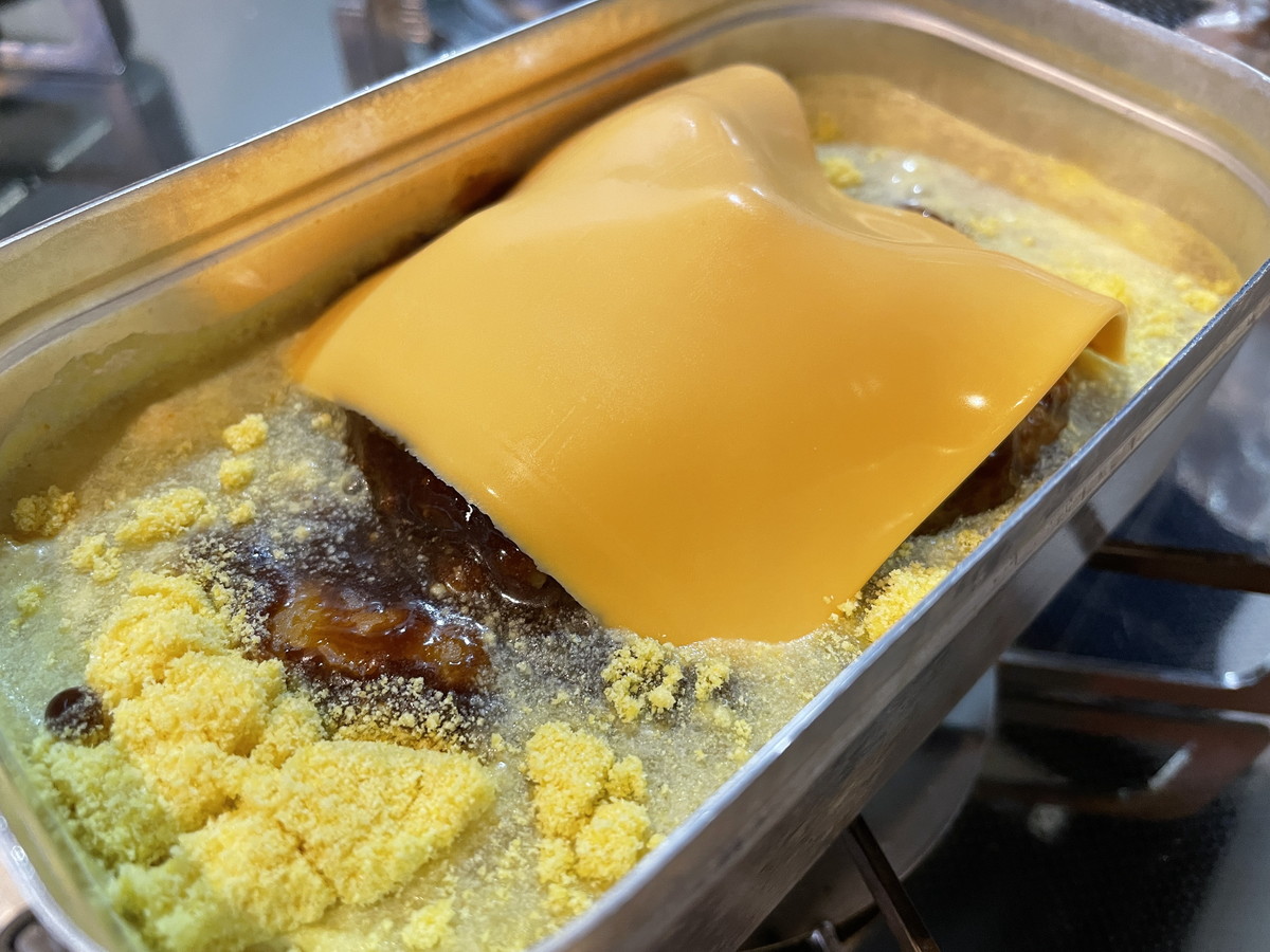 チーズを乗せる メスティンレシピ-コンビニ食材