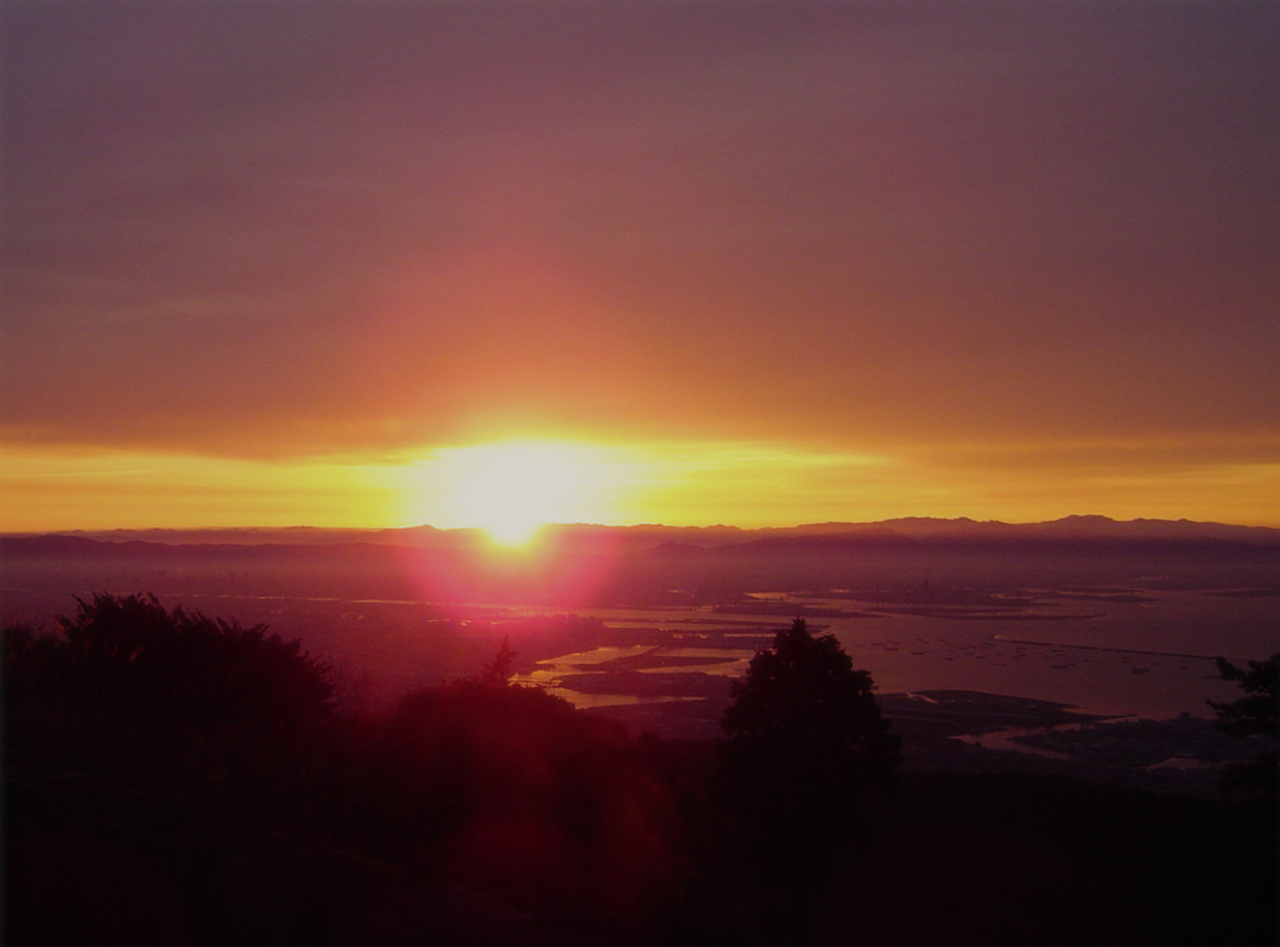 眼下に広がる大パノラマと初日の出が美しい六甲山