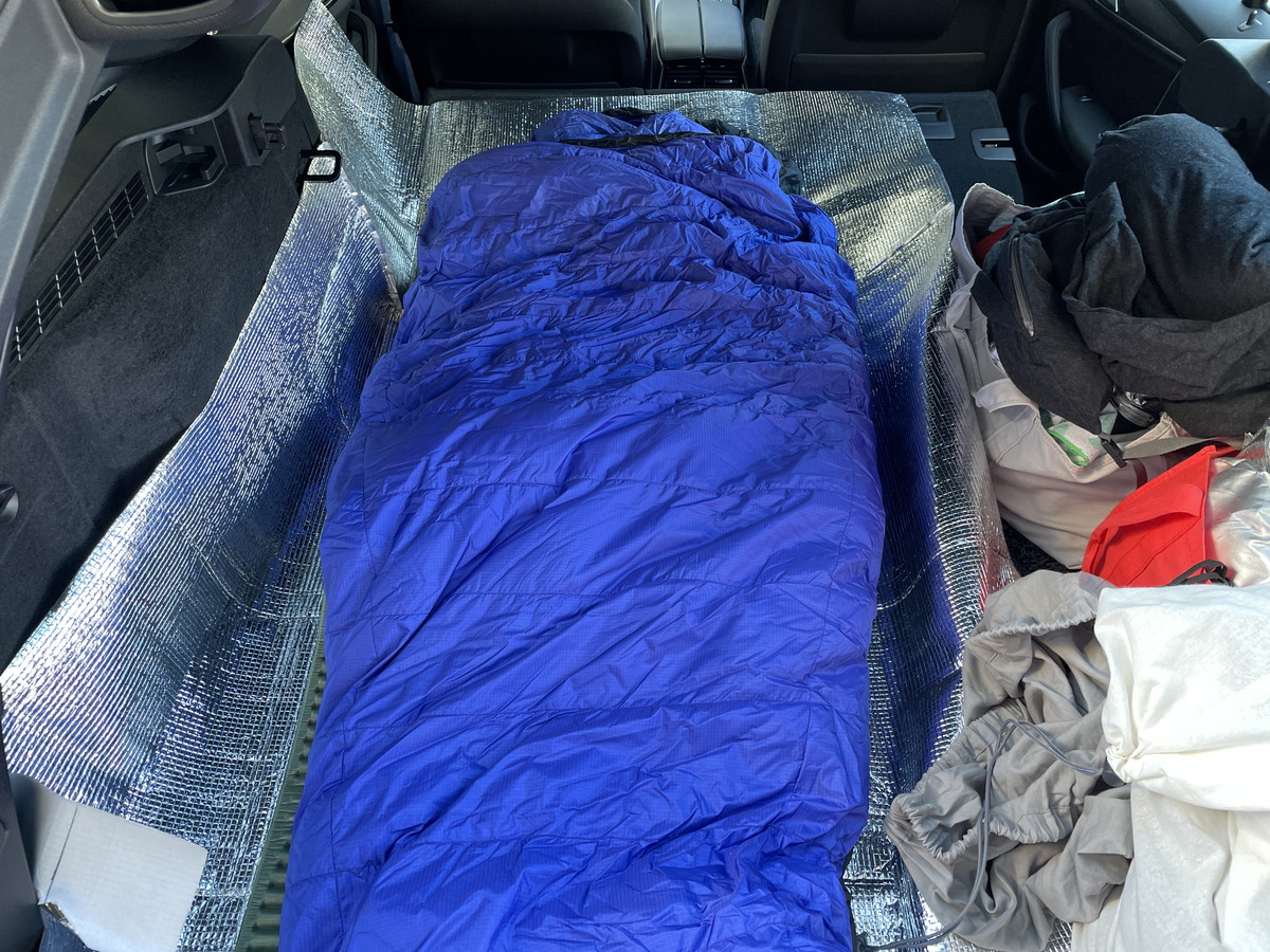 寝袋はできるだけ冬山向けのものを使用する