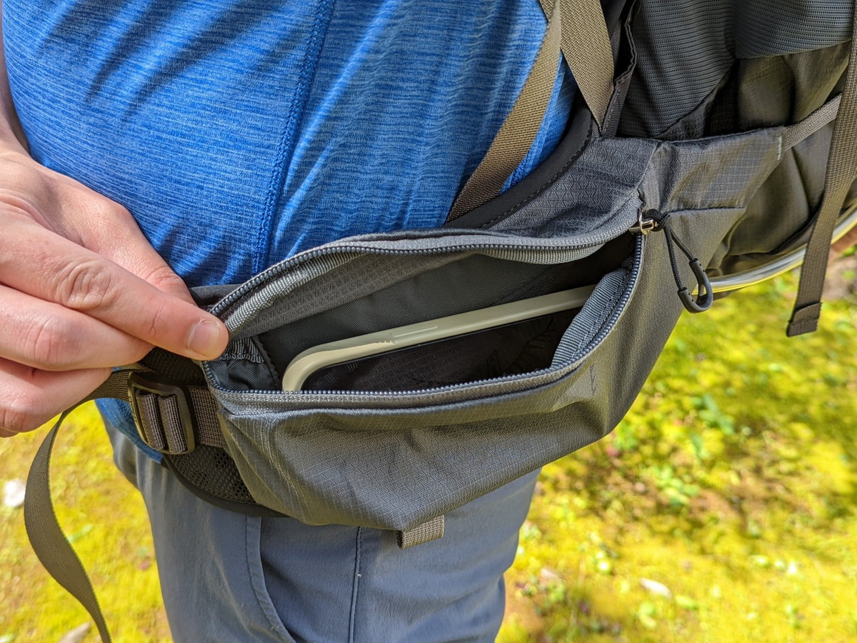 ウエストポケットには大きめのスマホを悠々収納できる大きさのポケット