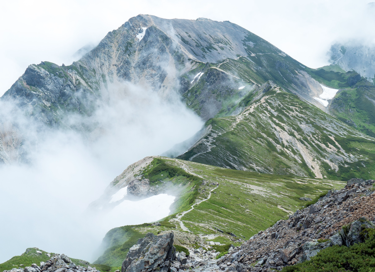 大雪渓で涼しく登山-白馬槍温泉と高山植物を楽しむ7月の登山