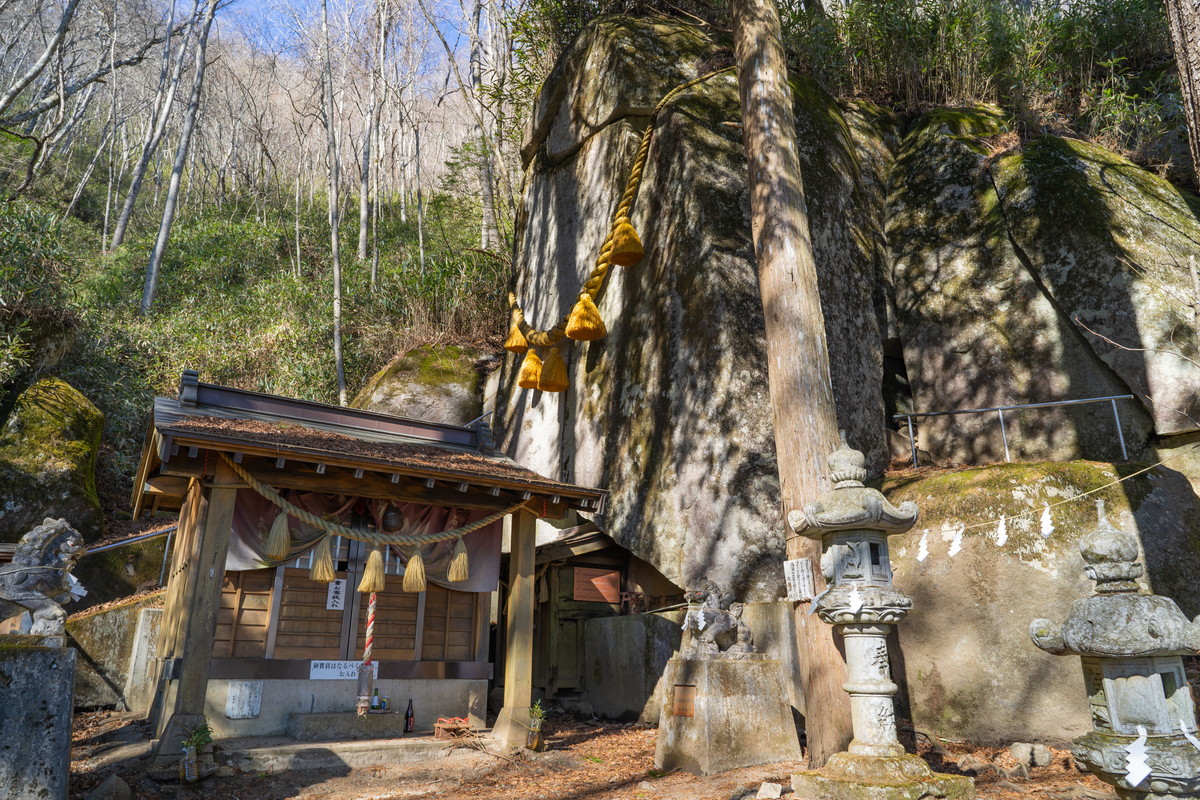 神秘のパワースポットとして知られる石割神社