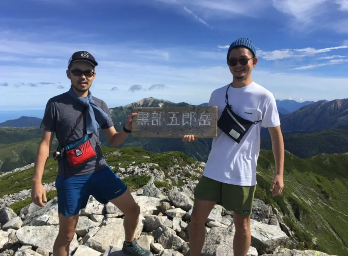 黒部五郎岳山頂に立つ二人の登山者